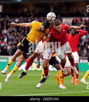 Diego Costa de Wolverhampton Wanderers lutte pour le ballon avec Steve Cook de Nottingham Forest et Ryan Yates (à droite) lors du match de la Premier League au stade Molineux, Wolverhampton. Date de la photo: Samedi 15 octobre 2022. Banque D'Images