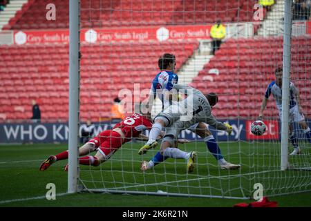 Darragh Lenihan de Middlesbrough frappe la balle dans son propre filet lors du match de championnat Sky Bet entre Middlesbrough et Blackburn Rovers au stade Riverside, Middlesbrough, le samedi 15th octobre 2022. (Crédit : Trevor Wilkinson | ACTUALITÉS MI) crédit : ACTUALITÉS MI et sport /Actualités Alay Live Banque D'Images