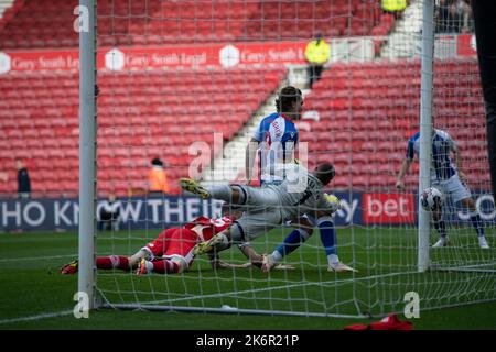 Darragh Lenihan de Middlesbrough frappe la balle dans son propre filet lors du match de championnat Sky Bet entre Middlesbrough et Blackburn Rovers au stade Riverside, Middlesbrough, le samedi 15th octobre 2022. (Crédit : Trevor Wilkinson | ACTUALITÉS MI) crédit : ACTUALITÉS MI et sport /Actualités Alay Live Banque D'Images