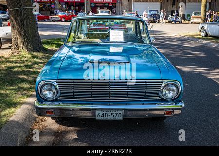 Falcon Heights, MN - 19 juin 2022 : vue de face d'une berline Falcon 2 portes 1963 de Ford lors d'un salon de voiture local. Banque D'Images