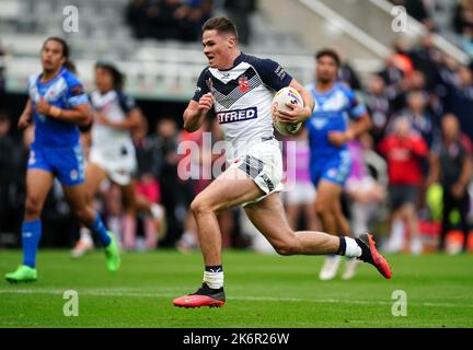 Jack Welsby, en Angleterre, se lance pour marquer sa première tentative lors du match de la coupe du monde de rugby à XV à St James' Park, Newcastle upon Tyne. Date de la photo: Samedi 15 octobre 2022. Banque D'Images