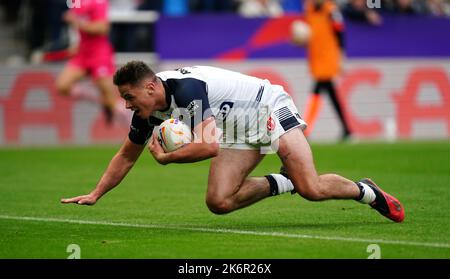 Jack Welsby, un joueur d'Angleterre, plonge pour marquer sa première tentative lors de la coupe du monde de rugby À XV, Un match à St James' Park, Newcastle upon Tyne. Date de la photo: Samedi 15 octobre 2022. Banque D'Images