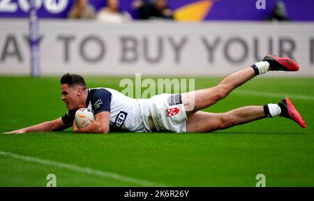 Jack Welsby, un joueur d'Angleterre, plonge pour marquer sa première tentative lors de la coupe du monde de rugby À XV, Un match à St James' Park, Newcastle upon Tyne. Date de la photo: Samedi 15 octobre 2022. Banque D'Images