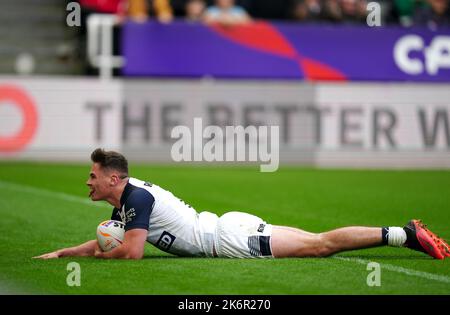 Jack Welsby, un joueur d'Angleterre, plonge pour marquer sa première tentative lors de la coupe du monde de rugby À XV, Un match à St James' Park, Newcastle upon Tyne. Date de la photo: Samedi 15 octobre 2022. Banque D'Images