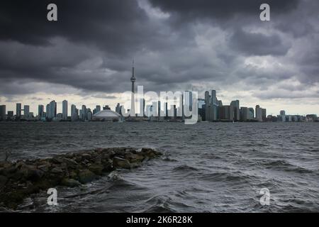 Vue d'ensemble de Toronto sur le lac Ontario depuis les îles de Toronto, y compris la Tour CN et le Centre Rogers Banque D'Images