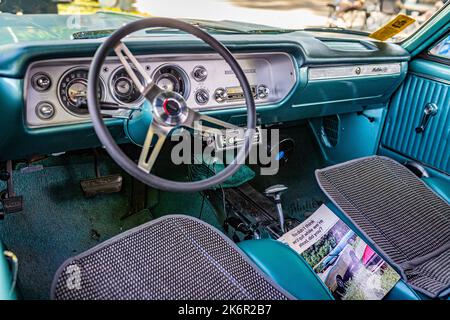 Falcon Heights, MN - 19 juin 2022 : vue panoramique de l'intérieur d'une Malibu SS cabriolet 1964 de Chevrolet lors d'un salon automobile local. Banque D'Images