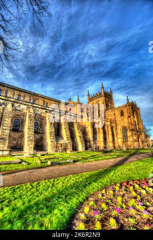 Ville de Dunfermline, Écosse. Vue artistique sur la façade sud de l'abbaye de Dunfermline, avec un lit fleuri au premier plan. Banque D'Images