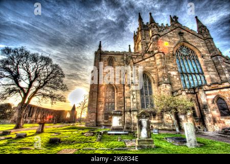 Ville de Dunfermline, Écosse. Vue artistique de la façade est de l'abbaye de Dunfermline, avec le palais en arrière-plan. Banque D'Images