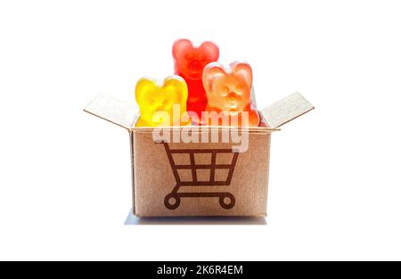 Boîte de livraison miniature avec des ours en gelée colorés isolés sur fond blanc. Concept de magasin de bonbons en vrac en ligne. Banque D'Images