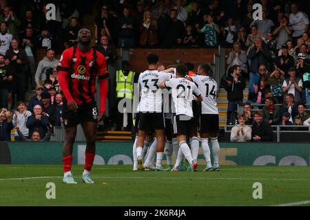 Craven Cottage, Fulham, Londres, Royaume-Uni. 15th octobre 2022. Premier League football, Fulham versus Bournemouth ; Issa Diop de Fulham célèbre son but en 22nd minutes en 1-1 avec ses coéquipiers. Crédit : action plus Sports/Alamy Live News Banque D'Images