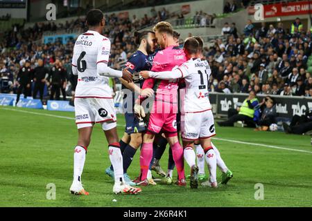 Melbourne, Victoria, Australie. 15th octobre 2022. MELBOURNE, AUSTRALIE - OCTOBRE 15 : les joueurs se battent pour la victoire de Melbourne jouent les Wanderers de l'ouest de Sydney lors de la deuxième partie de la saison a-League 2022-2023 d'Isuze Ute à l'AAMI Park le 15th octobre 2022 (Credit image: © Chris Putnam/ZUMA Press Wire) Banque D'Images