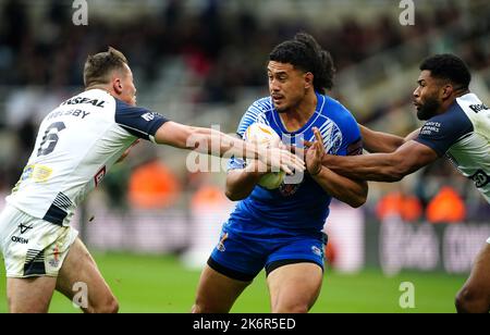 Le Kelma Tuilagi de Samoa est affronté par Jack Welsby (à gauche) d'Angleterre et Kallum Watkins lors du match de coupe du monde de rugby à XV au St James' Park, Newcastle upon Tyne. Date de la photo: Samedi 15 octobre 2022. Banque D'Images