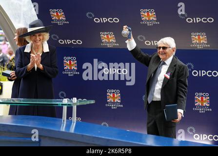 Le Queen Consort avec l'ancien jockey Willie Carson lors de la journée des champions britanniques QIPCO à l'hippodrome d'Ascot, Berkshire. Date de la photo: Samedi 15 octobre 2022. Banque D'Images