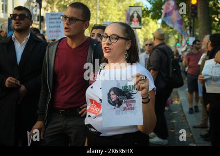 Démonstrateur avec petite affiche et Mahsa Amini portrait. Un rassemblement a eu lieu à Toulouse (France), en faveur des femmes iraniennes et kurdes, sur 15 octobre 2022. En Iran, le mouvement populaire « Femme, vie, liberté » qui s'élève contre le régime des mollahs depuis plusieurs semaines ne s'affaiblit pas. La mort de la jeune Mahsa Amini, qui s'est produite lors de son arrestation pour avoir porté un voile non conforme à la loi islamique, a déclenché des manifestations dans le pays qui ont été fortement réprimées. Photo de Patrick Batard/ABACAPRESS.COM Banque D'Images