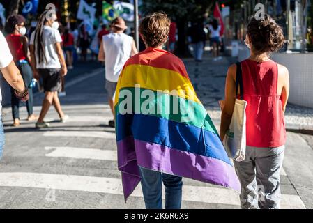 Salvador, Bahia, Brésil - 09 avril 2022: Les Brésiliens protestent contre le candidat présidentiel d'extrême-droite Jair Bolsonaro. Ils utilisent des drapeaux de mouvement lgbt. Banque D'Images