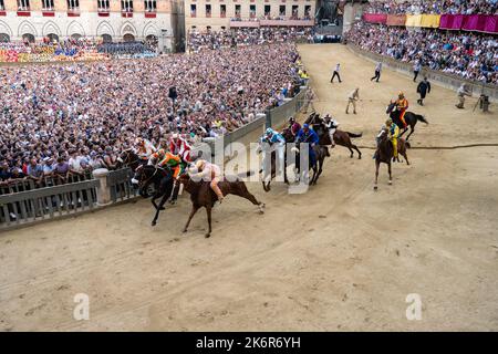 Sienne, Toscane, Italie - 17 août 2022: Course de chevaux Palio di Siena départ à la Mossa sur la Piazza del Campo. Banque D'Images