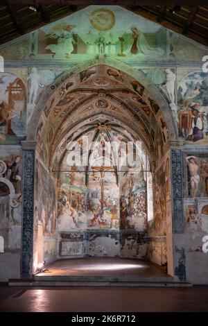 San Daniele del Friuli - 21 août 2022 : Chapelle de l'église de San Antonio Abate à San Daniele, ornée d'un cycle de fresques peintes par Martino da Udin Banque D'Images