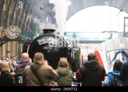 Londres, Royaume-Uni, 15th octobre 2022. Pour marquer à la fois le 170th anniversaire de la gare de Kings Cross et le prochain 100th anniversaire du Flying Scotsman, le train à vapeur de renommée mondiale est à la gare de Kings Cross tout le week-end. Le train était assis sur la plate-forme 8 pour permettre aux membres du public d'admirer la locomotive de près. Crédit : Monica Wells/Alay Live News Banque D'Images