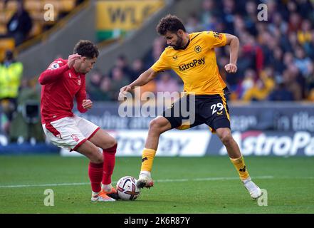 Diego Costa (à droite) de Wolverhampton Wanderers et Neco Williams de Nottingham Forest lors du match de la Premier League au stade Molineux, Wolverhampton. Date de la photo: Samedi 15 octobre 2022. Banque D'Images