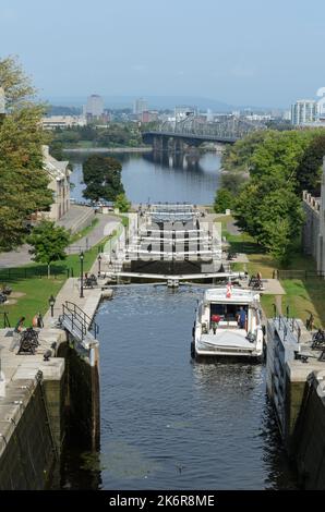 Un bateau à moteur traversant les écluses du canal Rideau à la rivière des Outaouais Banque D'Images