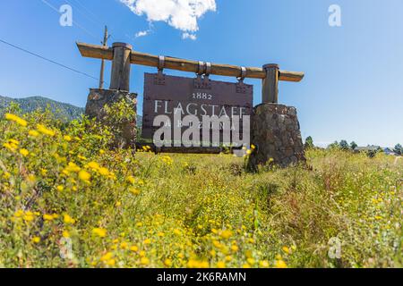 Panneau rustique aux limites de la ville de Flagstaff, Arizona Banque D'Images