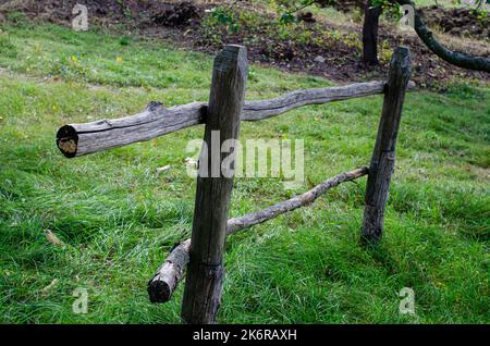 Une clôture en bois vue rapprochée parking forestier avec barrières à ropped de chemin. Banque D'Images