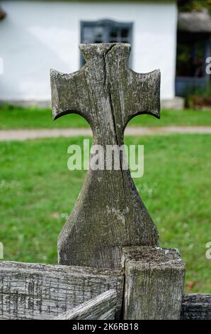 Ancienne église en bois de Saint Michael dans le parc de l'architecture Pirogovo et la vie de l'Ukraine vue verticale d'un vieux bâtiment de la tour sous un ciel nuageux sk Banque D'Images