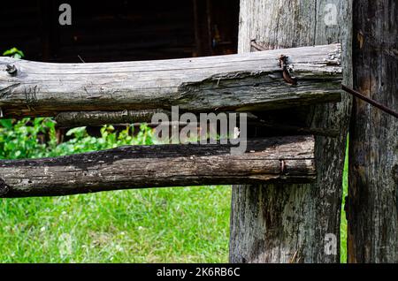 Une clôture en bois vue rapprochée parking forestier avec barrières à ropped de chemin. Banque D'Images