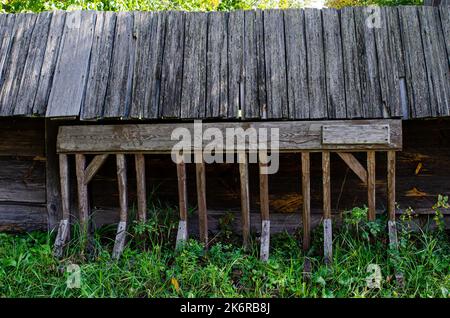 Une clôture en bois vue rapprochée parking forestier avec barrières à ropped de chemin. Banque D'Images