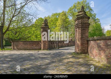 Moenchengladbach - vue sur l'entrée principale du château de Wickrath avec Horse Head's, Rhénanie du Nord Westphalie, Allemagne, Moenchengladbach, 30.04.2017 Banque D'Images