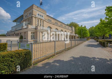 Krefeld, Rhénanie-du-Nord Westphalie, Allemagne - 6 mai 2017 : construire au cours de courses hippiques de Krefeld Banque D'Images