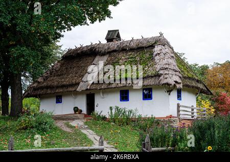 Ancienne maison rurale traditionnelle ukrainienne dans le village de Pyrohiv (Pirogovo) près de Kiev, Ukrain Banque D'Images
