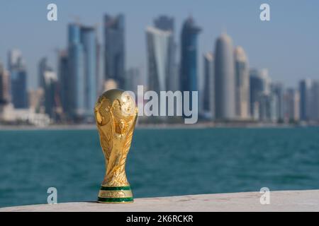 Trophée de la coupe du monde de la FIFA sur la corniche de Doha, Qatar. Banque D'Images