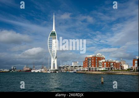 15 octobre 2022. Portsmouth, hampshire, Royaume-Uni. The Spinnaker Tower et Gunwharf Quays à Portsmouth, Royaume-Uni Banque D'Images