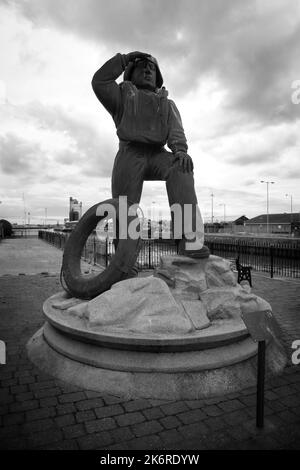 Une statue commémorative de l'établissement National Royal Lifeboat institution (RNLI), commémorant les volontaires des bateaux de sauvetage qui ont perdu la vie tout en essayant de sauver l'oth Banque D'Images