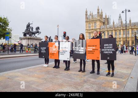 Londres, Royaume-Uni. 15th octobre 2022. Marchez pour la liberté les participants près du pont de Westminster. Des milliers de personnes à travers le monde ont rejoint la journée d'action, avec des participants qui marchent en ligne et portent des pancartes dans diverses villes pour sensibiliser les gens à la traite des êtres humains. Credit: Vuk Valcic/Alamy Live News Banque D'Images