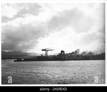 Photo de vue de 10-10 Dock de NAS Pearl Harbor après le japonais RaidView de 10-10 dock de NAS Pearl Harbor, après RAID japonais de décembre 7 1941. Banque D'Images