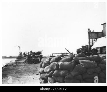 Photographie de Gunnery pendant l'attaque japonaise sur Pearl HarborGunnery pendant l'attaque japonaise sur Pearl Harbor, décembre 7 1941. Banque D'Images