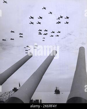 Cérémonie de remise à bord de l'USS Missouri (BB-63) à Tokyo BayLa cérémonie de remise historique à bord de l'USS Missouri (BB-63) dans la baie de Tokyo. Symbolisant la puissance qui a mis le Japon à genoux. LES avions AMÉRICAINS rôde sur les muzzles béantes des puissants canons de 16'', alors que la cérémonie était mise en scène sur le pont du navire de guerre. Banque D'Images