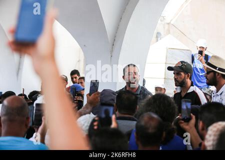 Zarzis, Tunisie. 14th octobre 2022. Des gens protestent à Zarzis, en Tunisie, sur 14 octobre 2022 pour demander des corps après qu'un bateau a coulé dans la mer. Les citoyens locaux accusent les autorités de ne pas avoir respecté les familles des morts, certains ayant été enterrés dans le cimetière « anonyme » sans aucune identification. Sur la photo: Chamseddine.(Photographie de Mohamed Krit/Sipa USA) crédit: SIPA USA/Alay Live News Banque D'Images