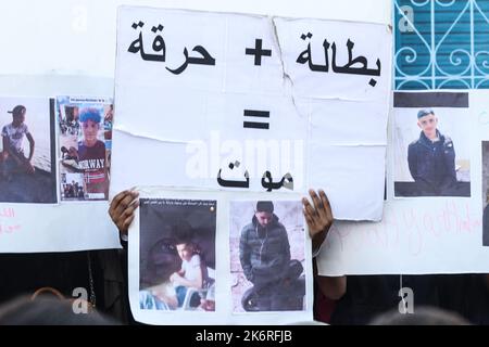 Zarzis, Tunisie. 14th octobre 2022. Des amis et des familles ont des photos de migrants disparus qui étaient sur un bateau qui a coulé comme une protestation à Zarzis, Tunisie, sur 14 octobre 2022.les citoyens locaux accusent les autorités d'avoir mérespecté les familles des morts, certains ayant été enterrés dans le cimetière de « anonyme » sans aucune identification. (Photo de Mohamed Krit/Sipa USA) crédit: SIPA USA/Alay Live News Banque D'Images