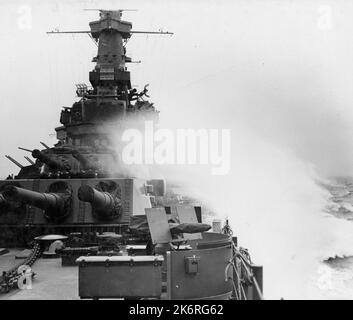 Photographie de l'USS Alabama (BB-60)'l'USS Alabama (BB-60) dans un Gale de quarante mille. Le navire n'a jamais atteint plus de 10 degrés lors de sa croisière d'entraînement de trois semaines dans l'Atlantique national.'. Banque D'Images