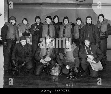 Photo prise sur l'USS Alabama (BB-60)'Fête de presse officielle au moment de la première pratique de combat de l'USS Alabama. De gauche à droite au banc arrière - Sandor S. Klein (United Press), sol Roizman (Fox Movietone), A.J. Grahl (PhoM3/c, USN), David Oliver (RKO Pathe Pictures), William Pickens (Trans radio News), Hamilton Farron (Associated Press), Joseph Bors (International News Service), Lt. G.L. Waters Jr (USNR) et Arthur Newmyer (USNR). Rangée avant gauche à droite - A.J. Clark (chef Pho. M, USN), Walter Seawood (Acme News Picture), Walter Bordas (International News Pictures) et William Belknap Jr (Phom 1 Banque D'Images