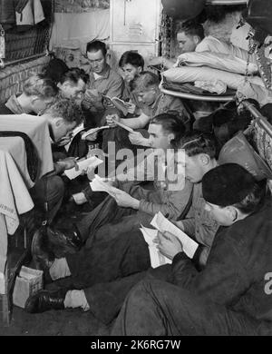 Photographie des marins sur l'USS Alabama (BB-60)'les aileurs de l'USS Alabama (BB-60) discutant d'un examen qu'ils viennent de faire.'. Banque D'Images