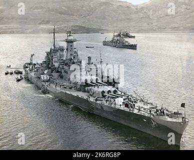 Photographie d'un convoi de navires britanniques et américains Un convoi de navires britanniques et américains à l'ancre dans le port d'Hvalfjord, en Islande. Mai-juin 1942. USS Washington (BB-56) en fournitures de chargement en premier plan et HMS Norfolk à l'arrière. Wichita (CA-45) au milieu.'. Banque D'Images