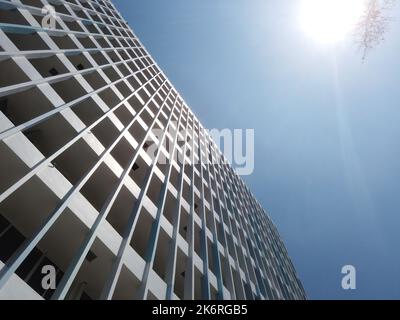 vue à angle bas des bâtiments résidentiels de singapour contre le ciel bleu Banque D'Images