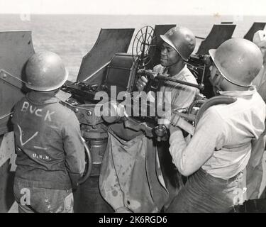 Équipage anti-Aircraft Gun à bord d'un porte-avions Pacific Fleet dans le Central Pacific'équipage anti-Aircraft Gun à bord d'un porte-avions Pacific Fleet dans le Central Pacific.'. Banque D'Images