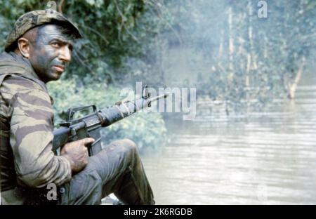 Photographie de l'officier de Petty 1st classe Sam Fournier'Vietnam…Officier de Petty 1st classe Sam Fournier, un membre des États-Unis L'équipe One DE NAVY SEAL (Sea-Air-Land) porte toujours sa peinture à la graisse tout en gardant un point de vue précis sur un bateau d'atterrissage de la Marine qui a ramassé des membres de l'équipe DE PHOQUES après une opération le long de la rivière Bassac. » Photographe : JO1 J.D. Randall. Banque D'Images