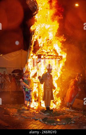 Burning paper-mâché figures à la Fallas (Bonfire Festivals), Denia, Espagne Banque D'Images