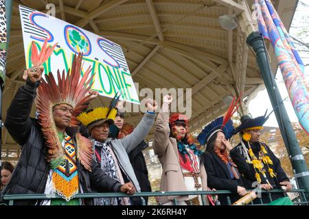 Une marche pour l'amazonie avec 6 présentoirs indignes d'Amazonie et de la forêt Atlantique contre la déforestation et l'orpaillage illégal Banque D'Images